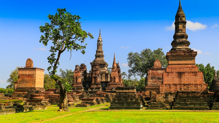 Chedis et ruines du parc historique de Sukhothai