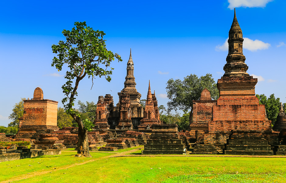 Chedis et ruines du parc historique de Sukhothai