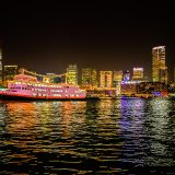 Hong-Kong Island et ses gratte-ciels illuminés la nuit