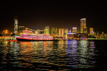 Hong-Kong Island et ses gratte-ciels illuminés la nuit