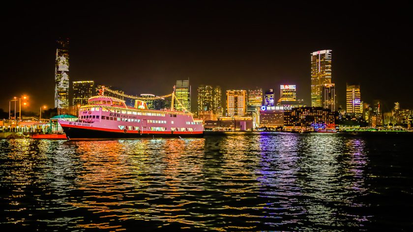 Hong-Kong Island et ses gratte-ciels illuminés la nuit