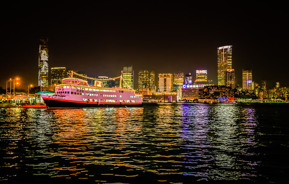Hong-Kong Island et ses gratte-ciels illuminés la nuit