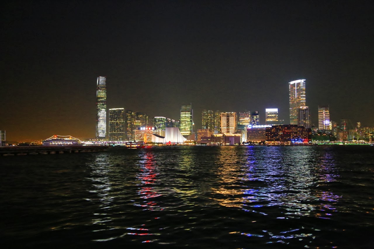 Hong-Kong Island illuminée la nuit depuis le ferry