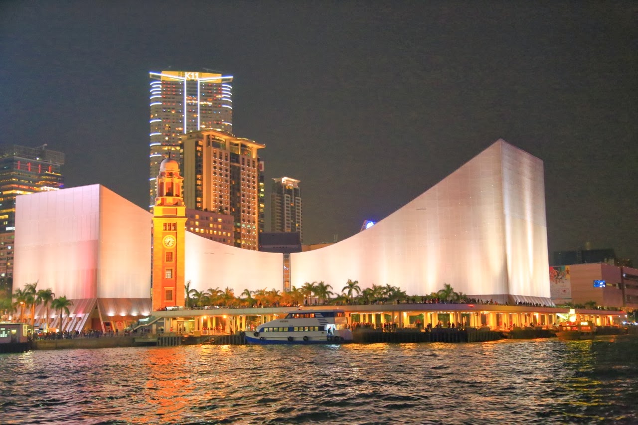Le Centre culturel et la tour de l’horloge de Kowloon la nuit