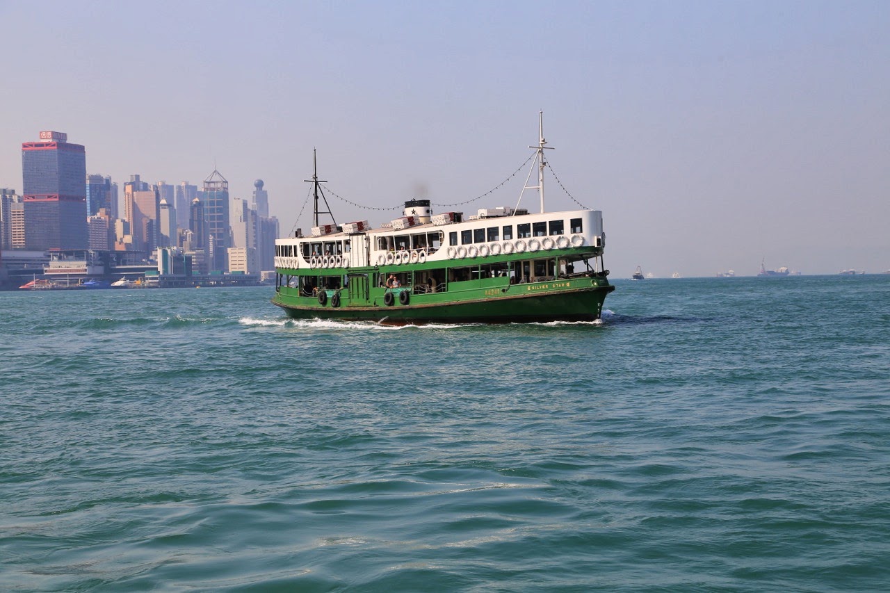Un Star Ferry traversant la baie