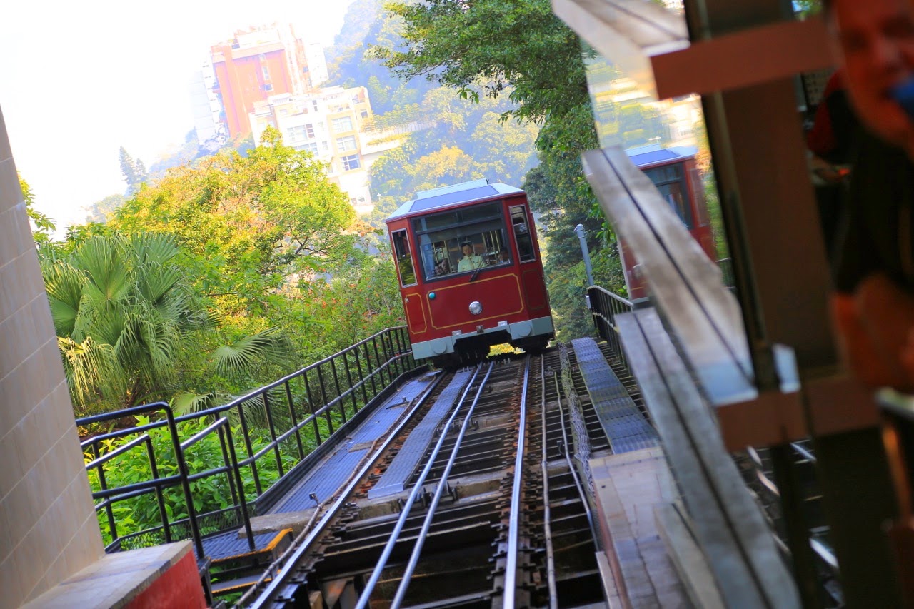 Le Peak tram grimpant vers Victoria Peak