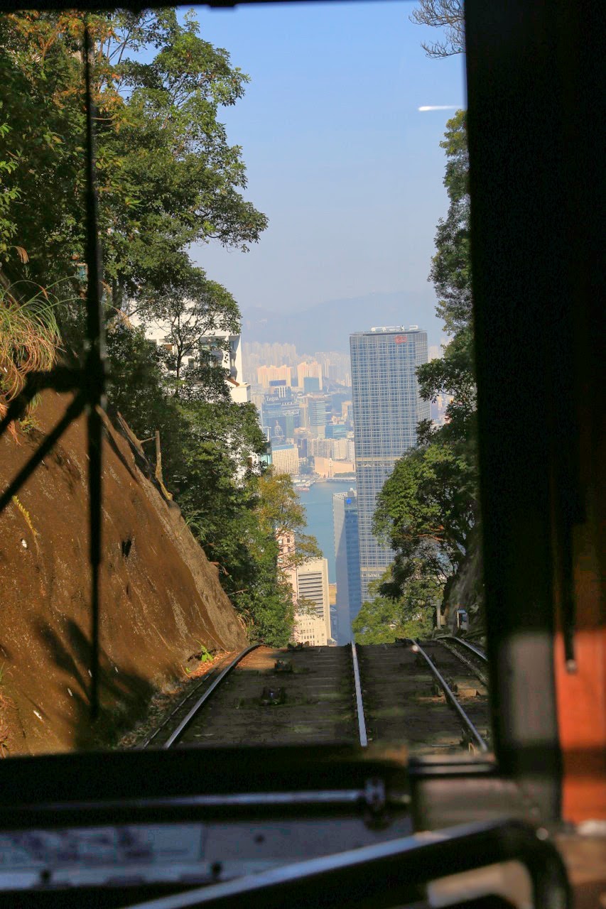 Descente vertigineuse dans le Peak tram