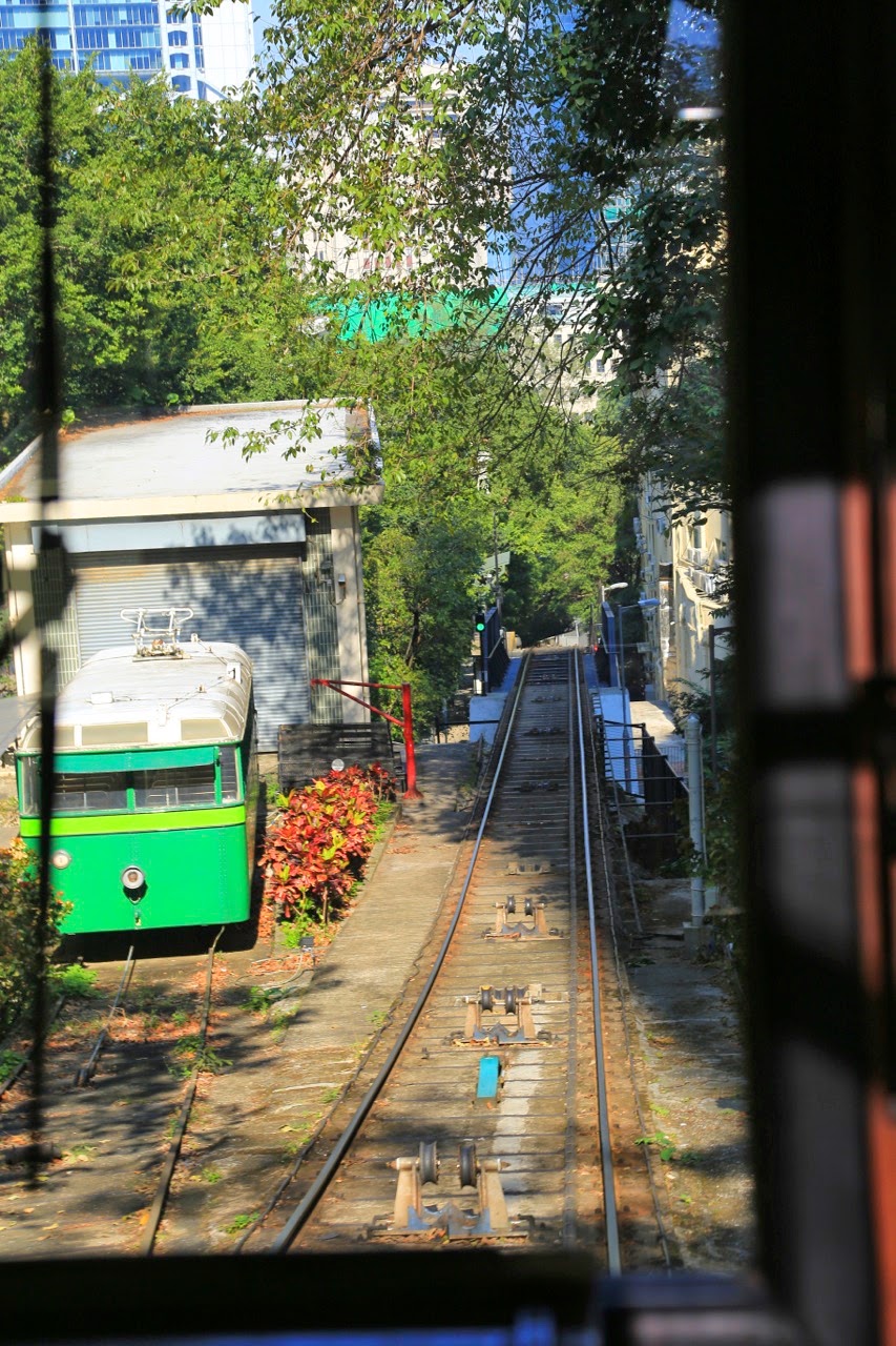 Le Peak tram en pleine pente