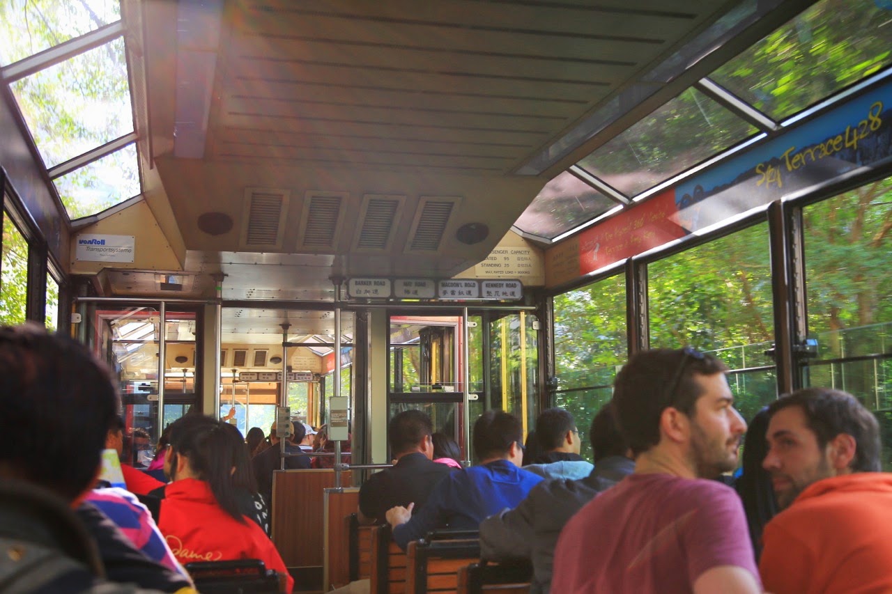 Passagers à bord du Peak tram