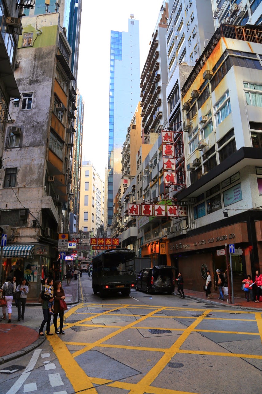 Rue étroite de Sheung Wan entre les immeubles