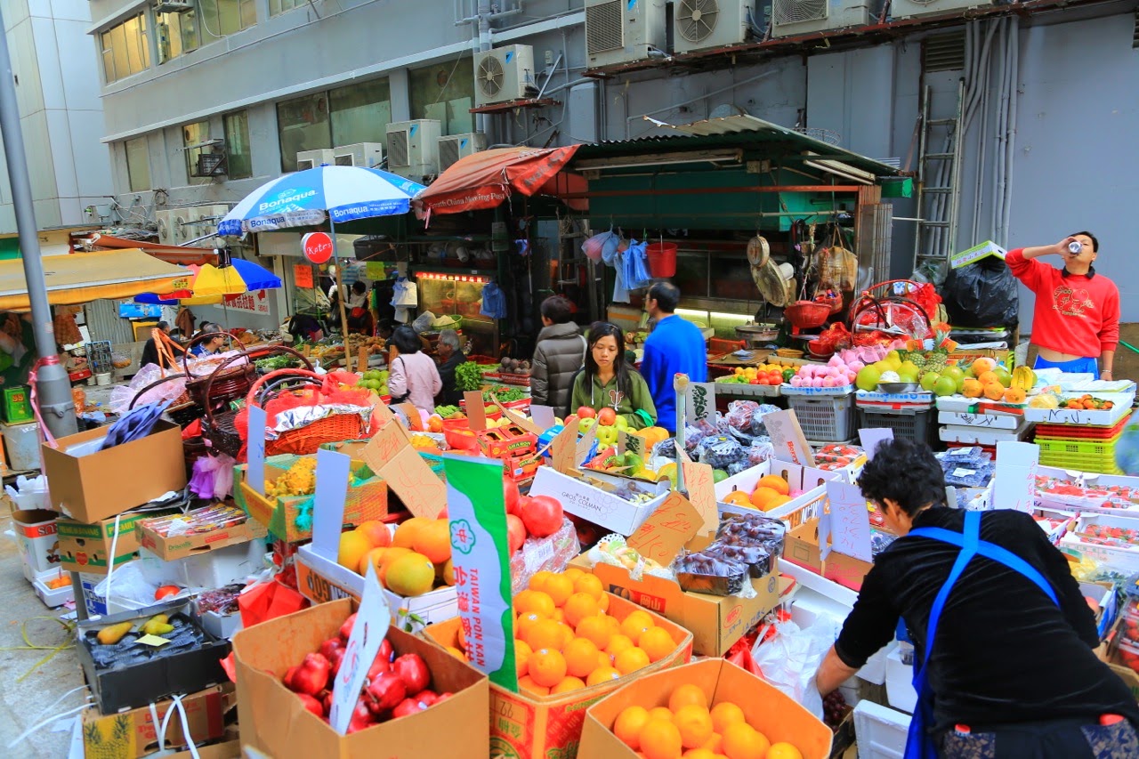 Étal de fruits et légumes dans un marché