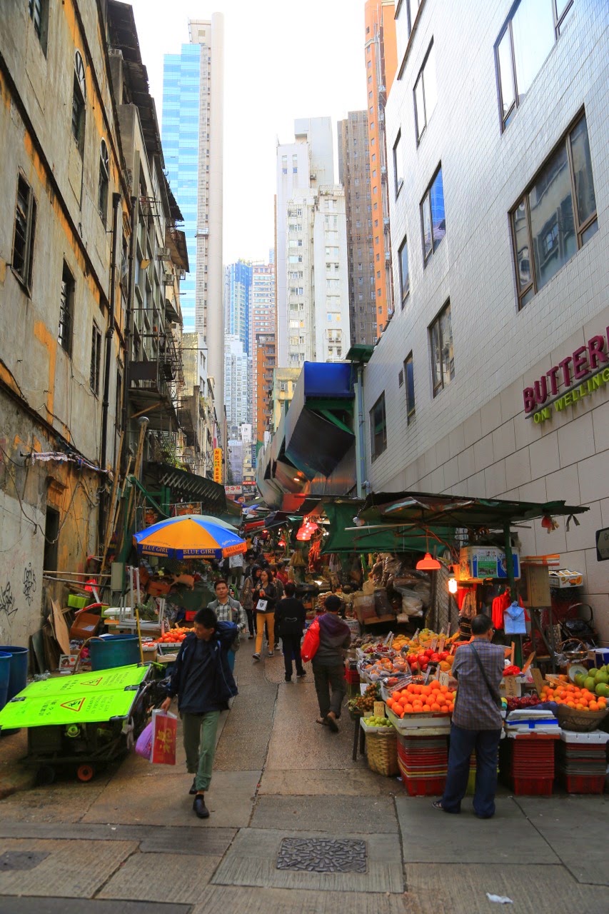 Marché de rue au pied des tours