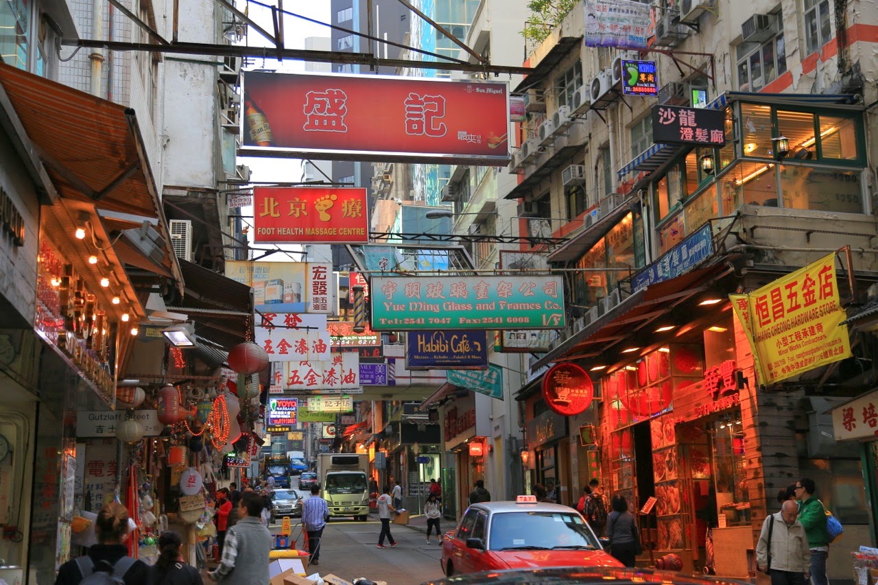 Ruelle animée et enseignes du vieux Hong-Kong