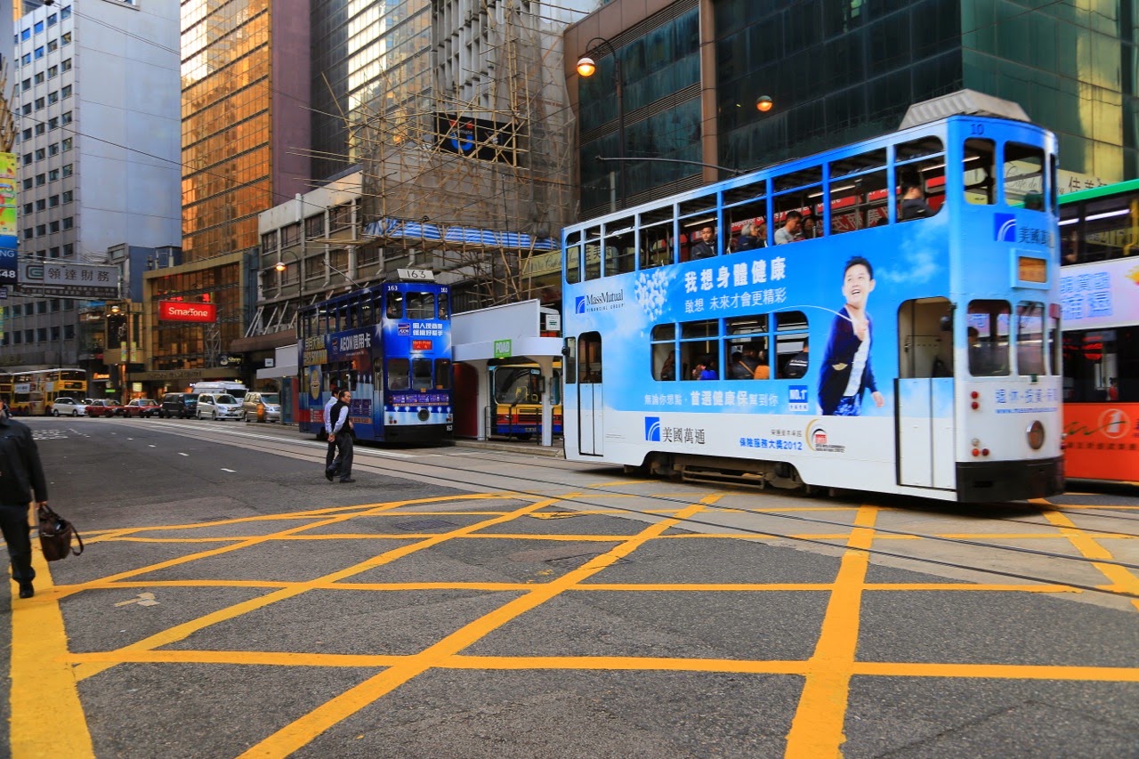 Tramway bleu personnalisé avec une publicité