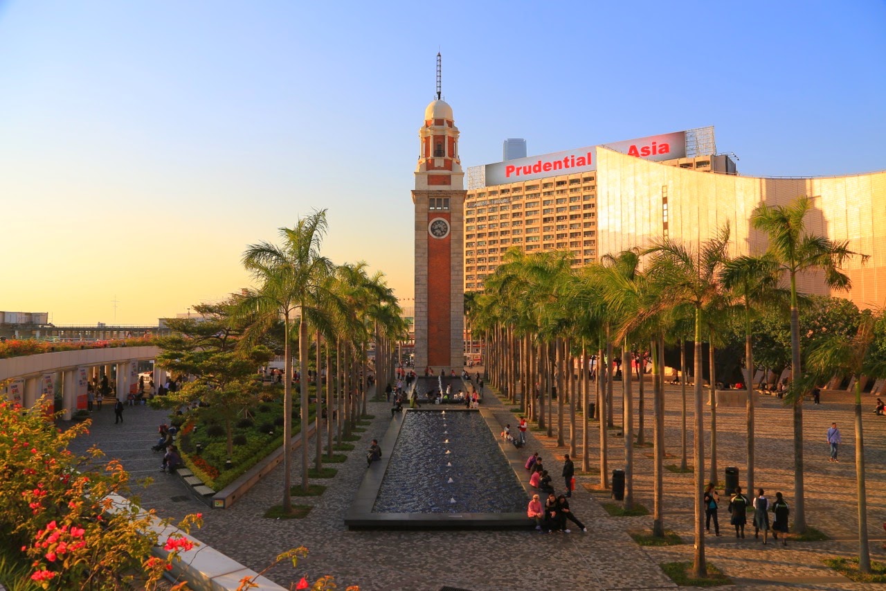La tour de l’horloge de Kowloon au coucher du soleil