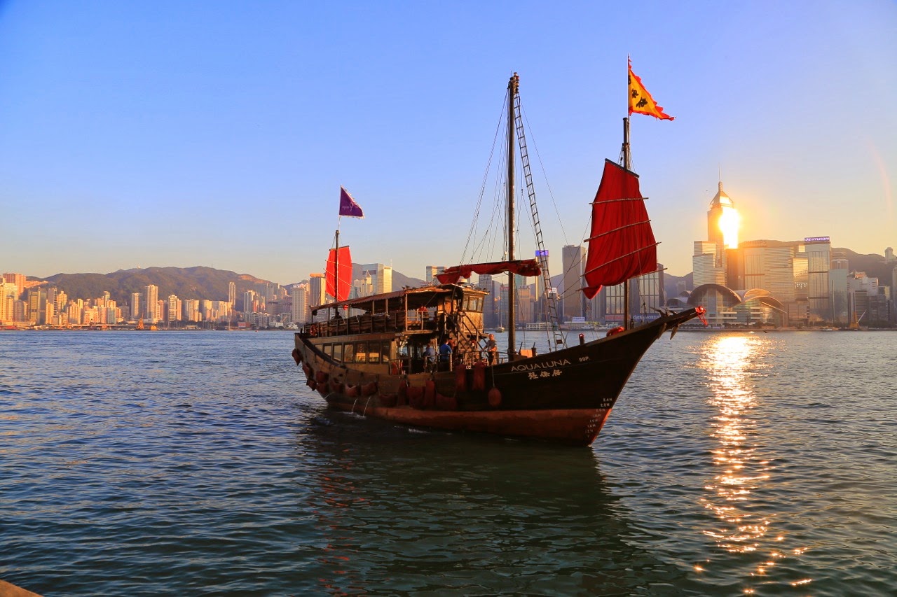 Jonque aux voiles rouges sur Victoria Harbour