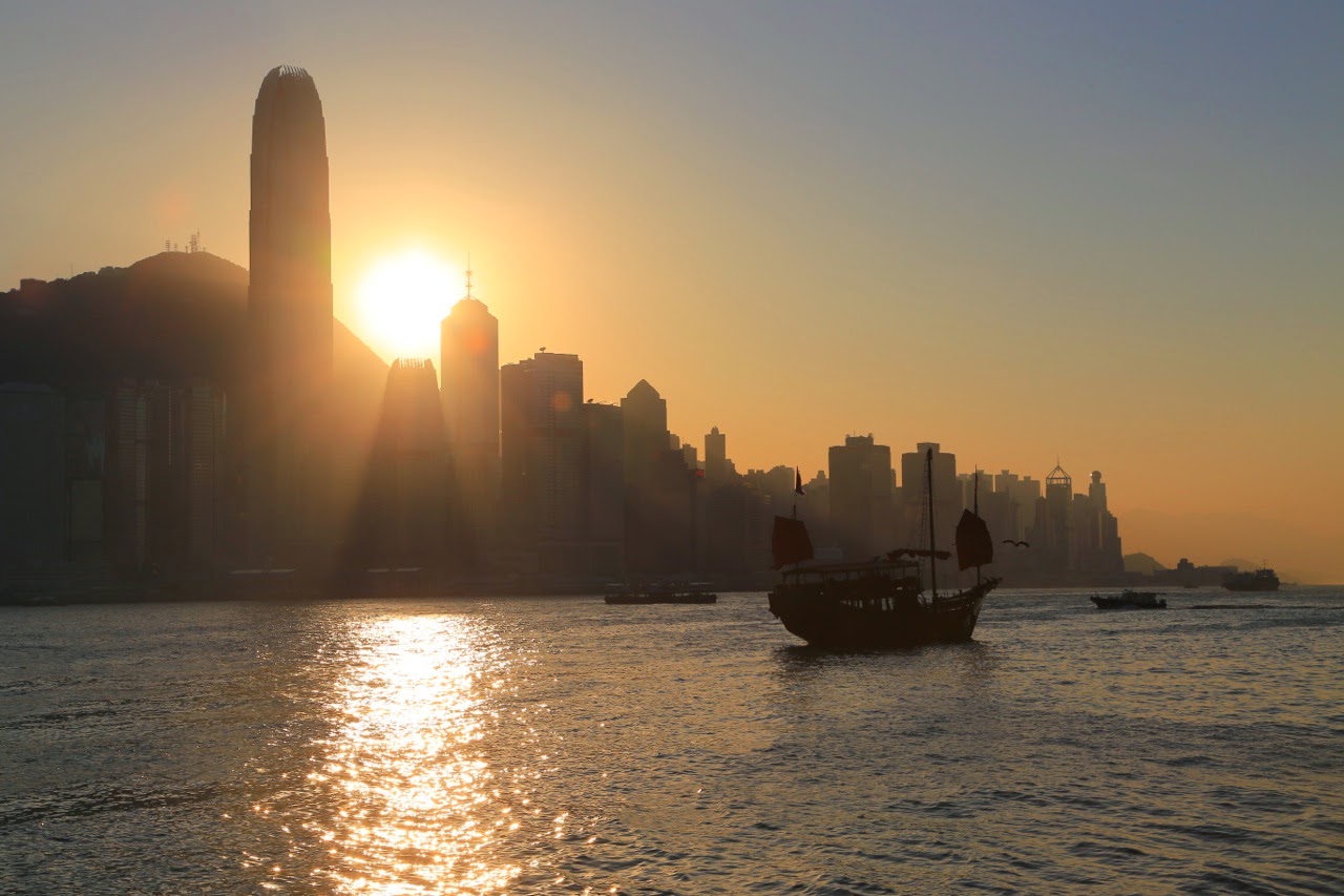 Soleil couchant derrière les tours de Hong-Kong Island