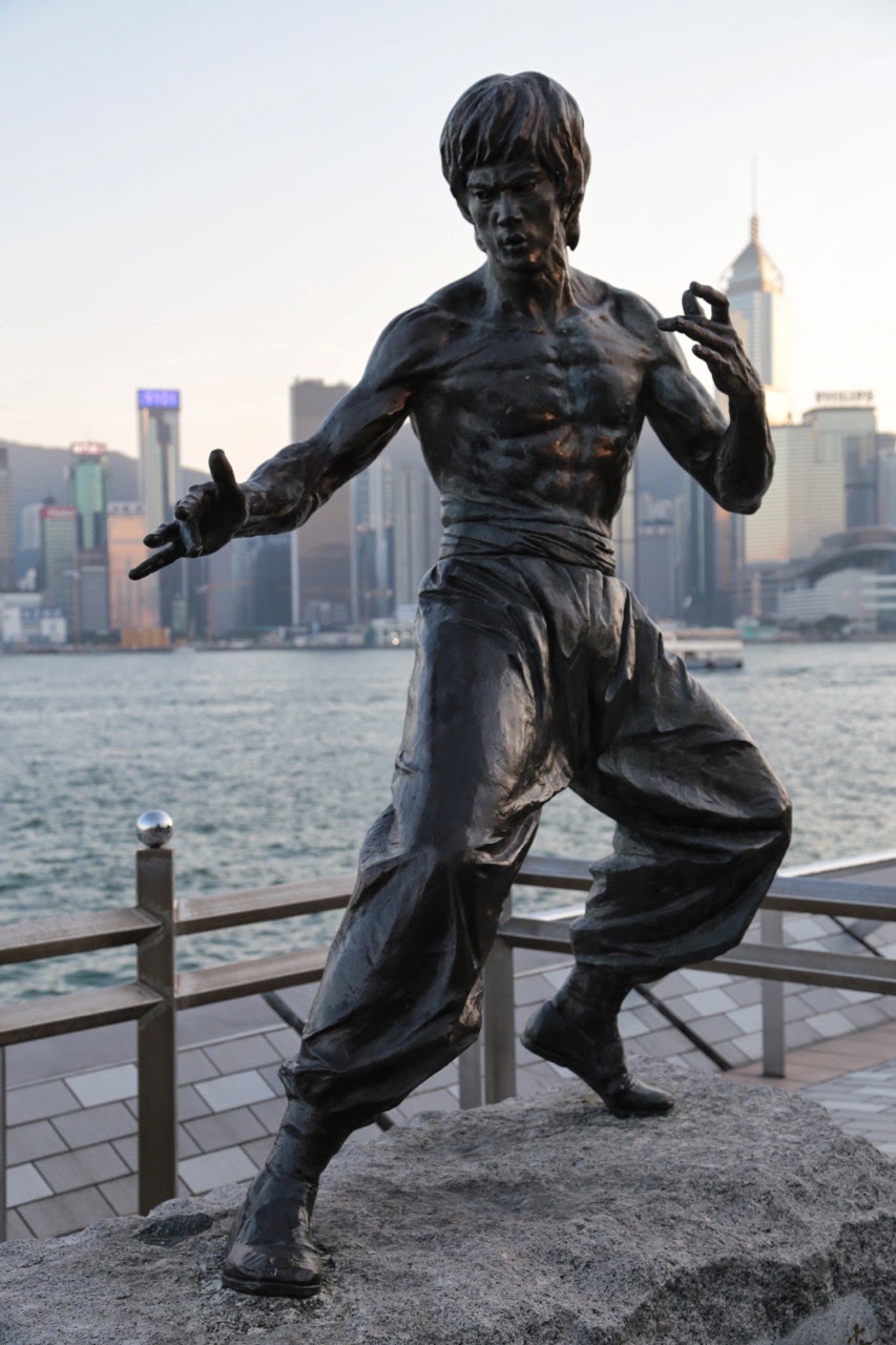 Statue de Bruce Lee face à la baie