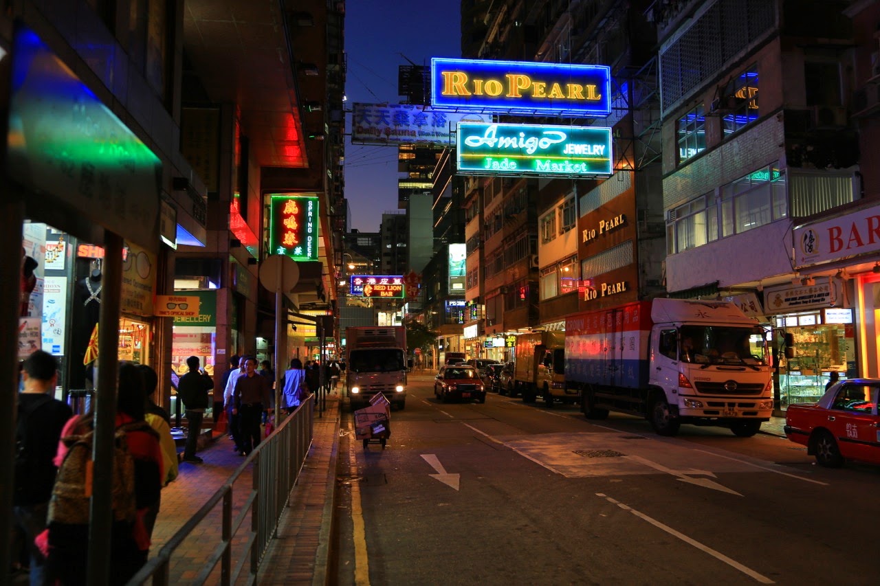 Rue de Tsim Sha Tsui éclairée par les néons