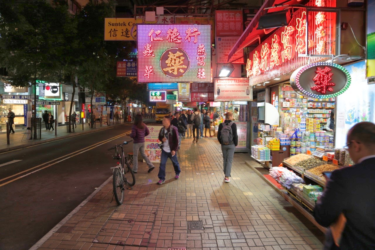 Enseignes lumineuses de Kowloon la nuit