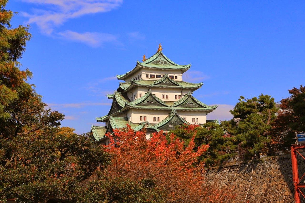 Le château de Nagoya et les érables d'automne