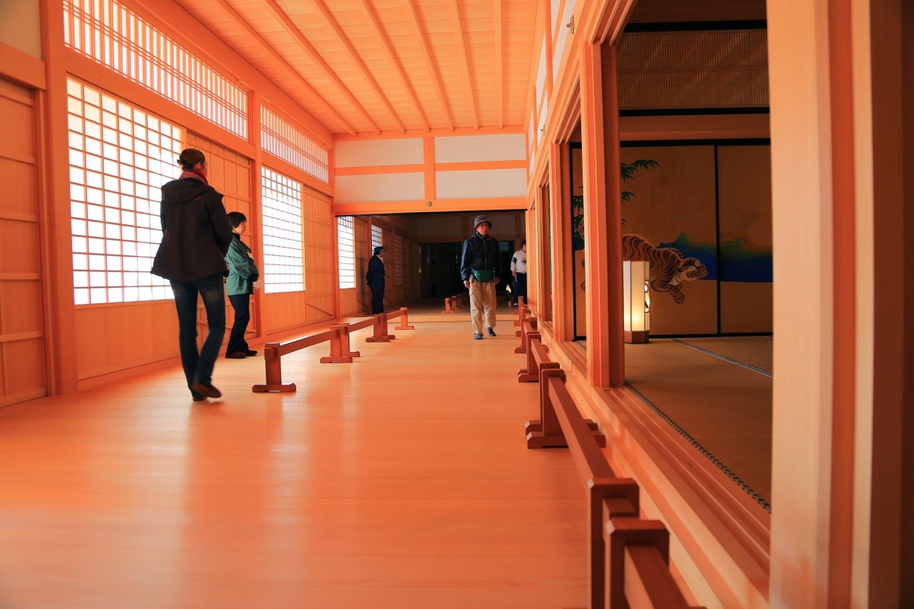 Couloir en bois laqué au château de Nagoya
