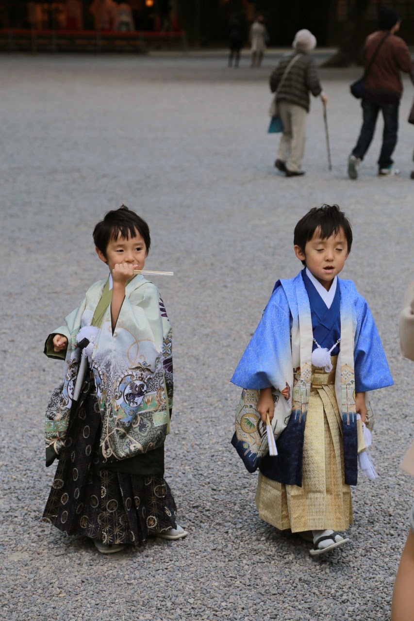 Deux petits garçons en kimono pour Shichi-go-san