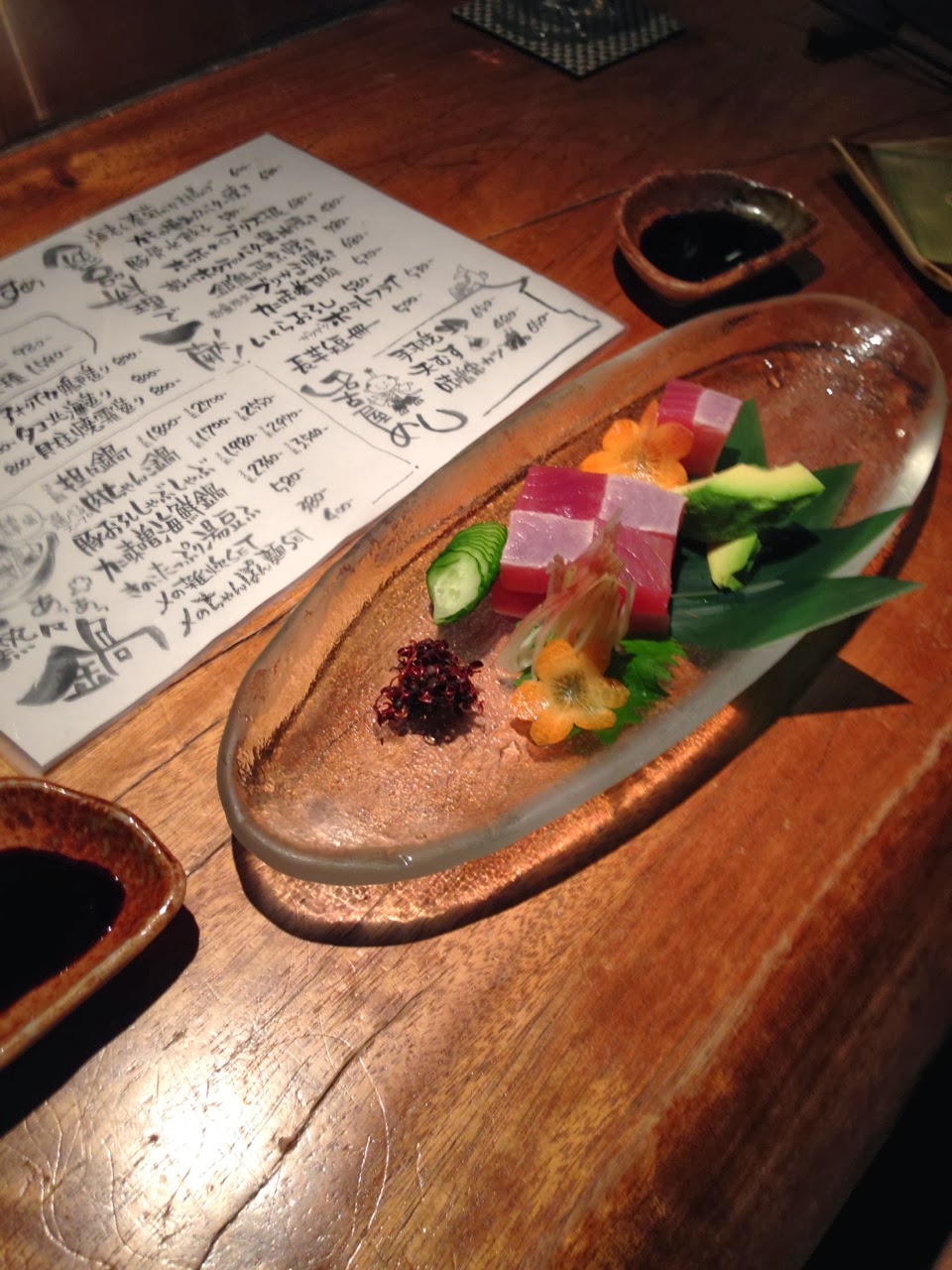 Assiette de sashimis joliment présentée