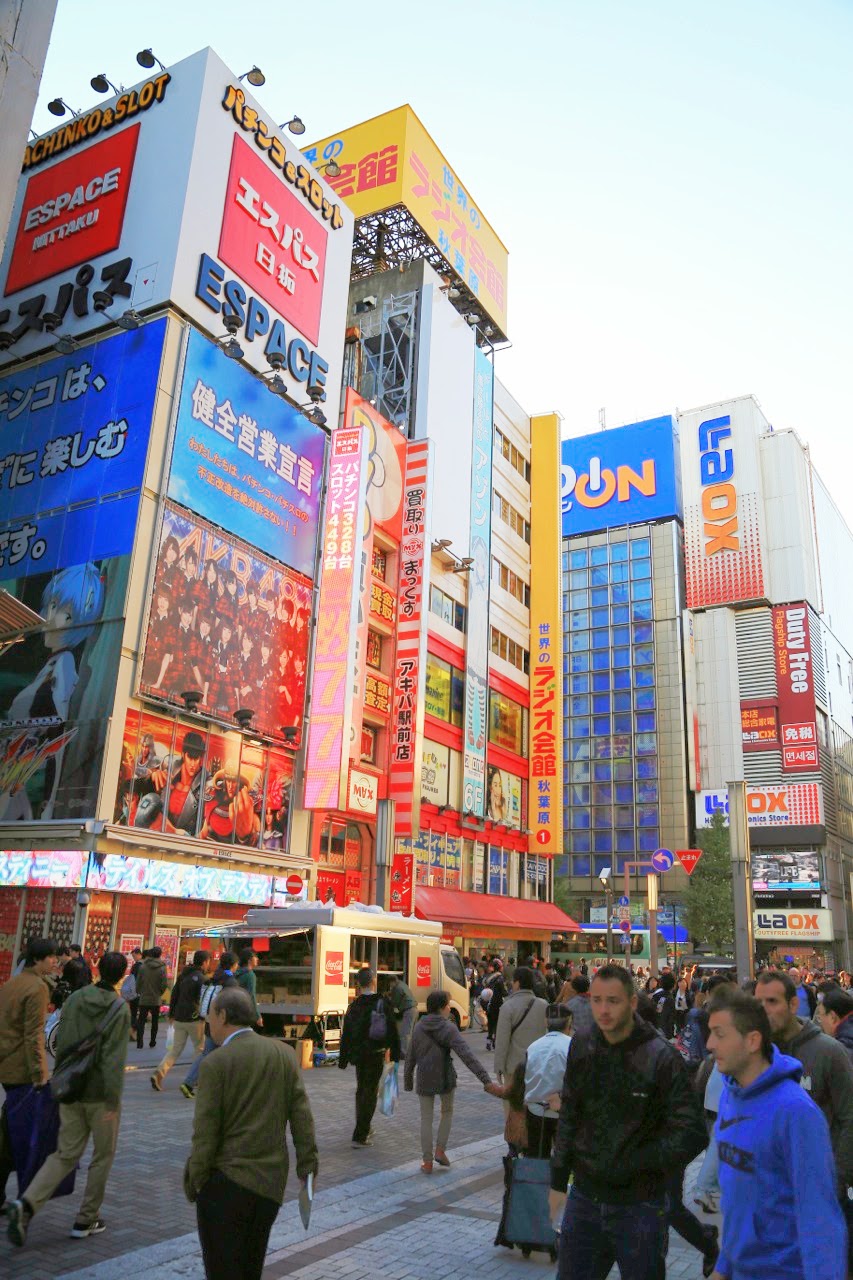 Les façades colorées du quartier d'Akihabara à Tokyo
