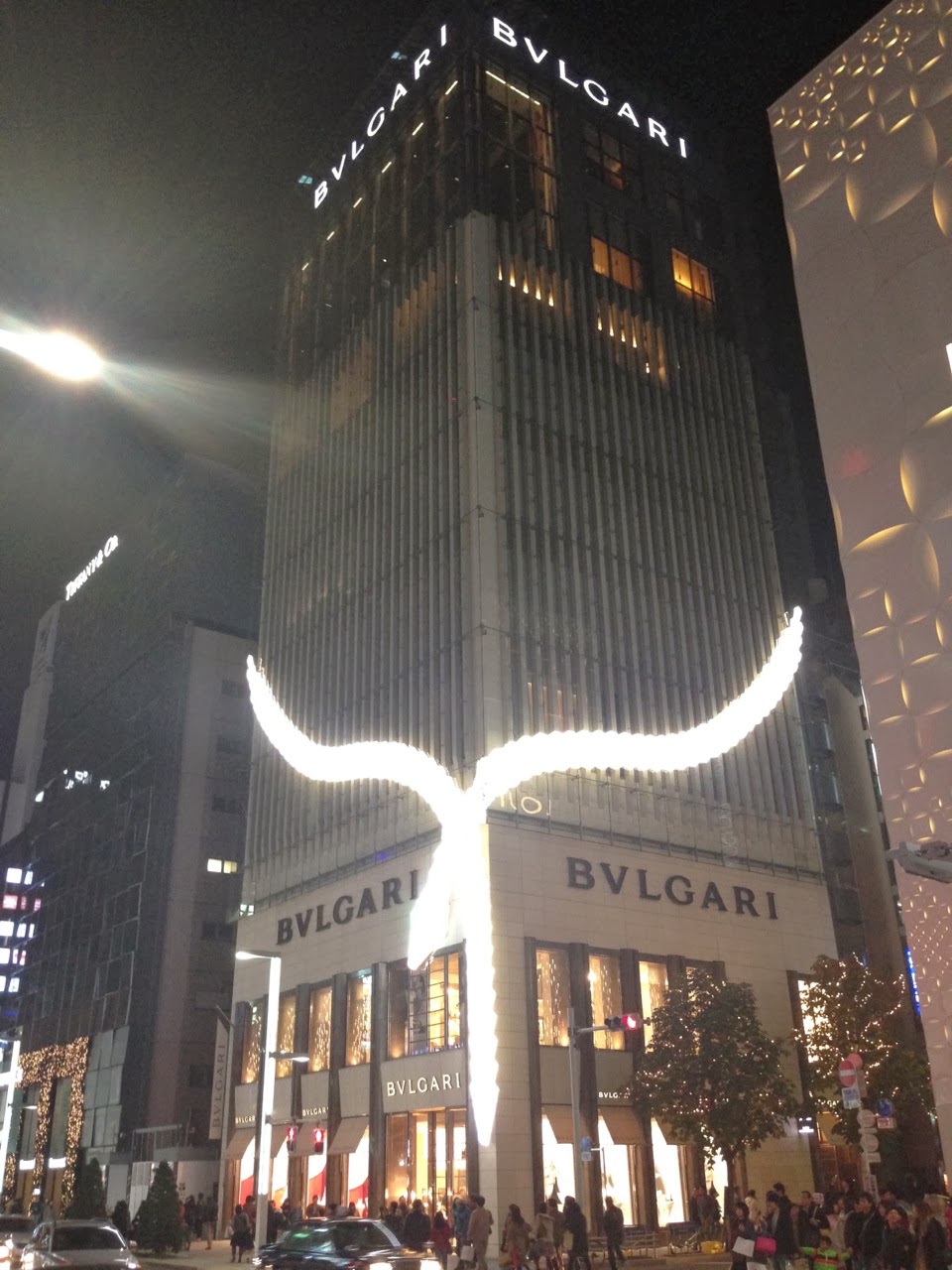 Une façade illuminée à Ginza, la nuit