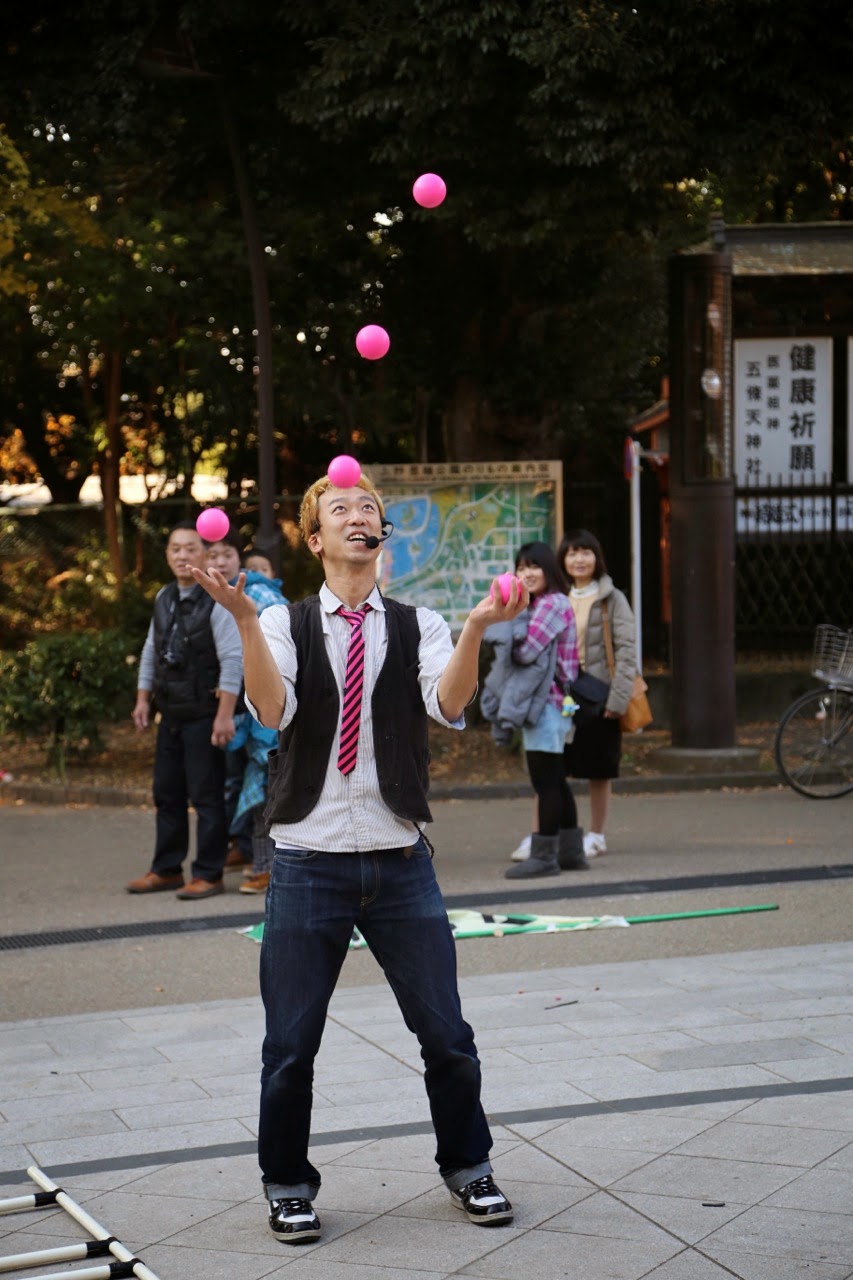Un jongleur en plein spectacle au parc Ueno