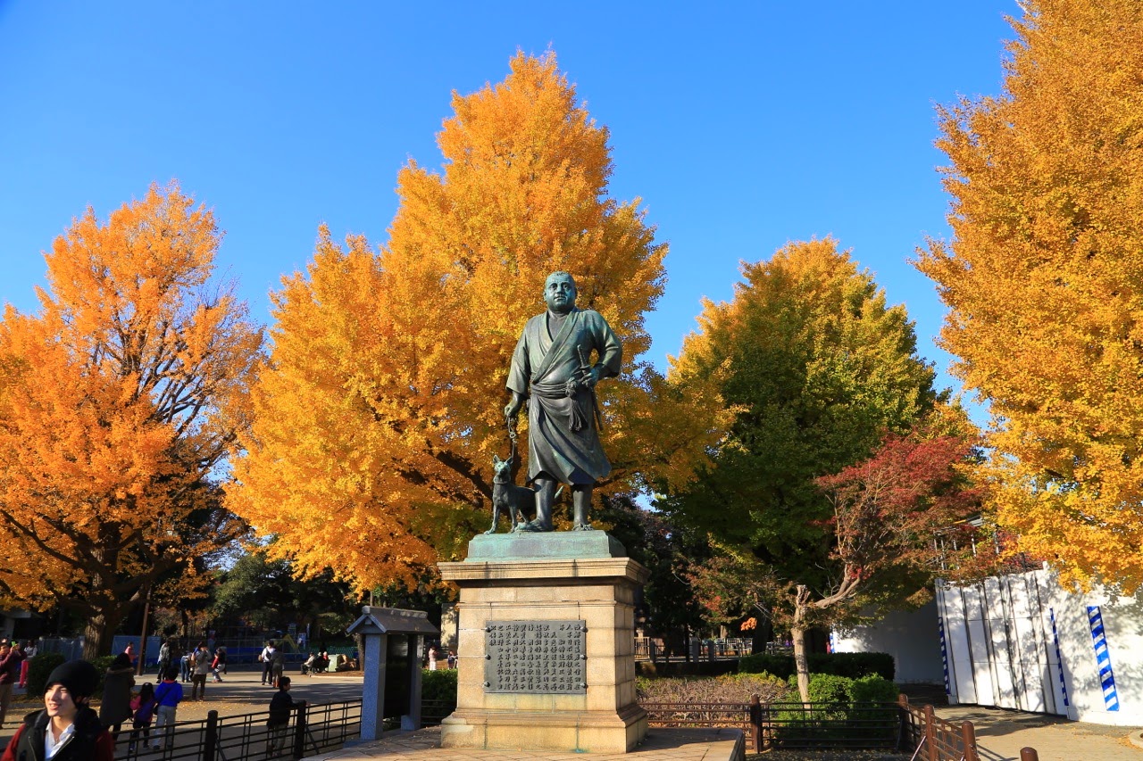 Statue et ginkgos dorés au parc Ueno