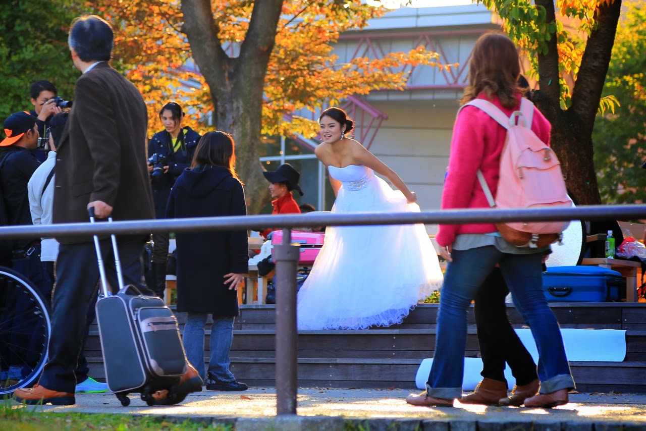 Une mariée au milieu des promeneurs du parc Ueno
