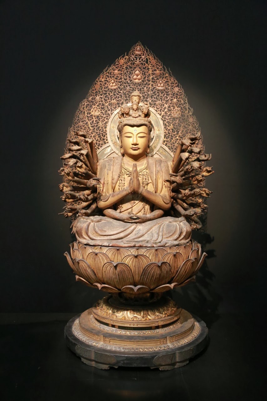 Statue bouddhique dorée aux mille bras