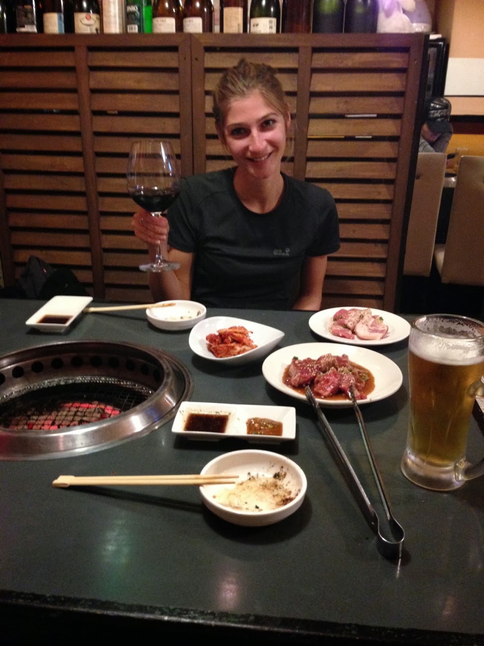 Dîner de viande grillée à la table