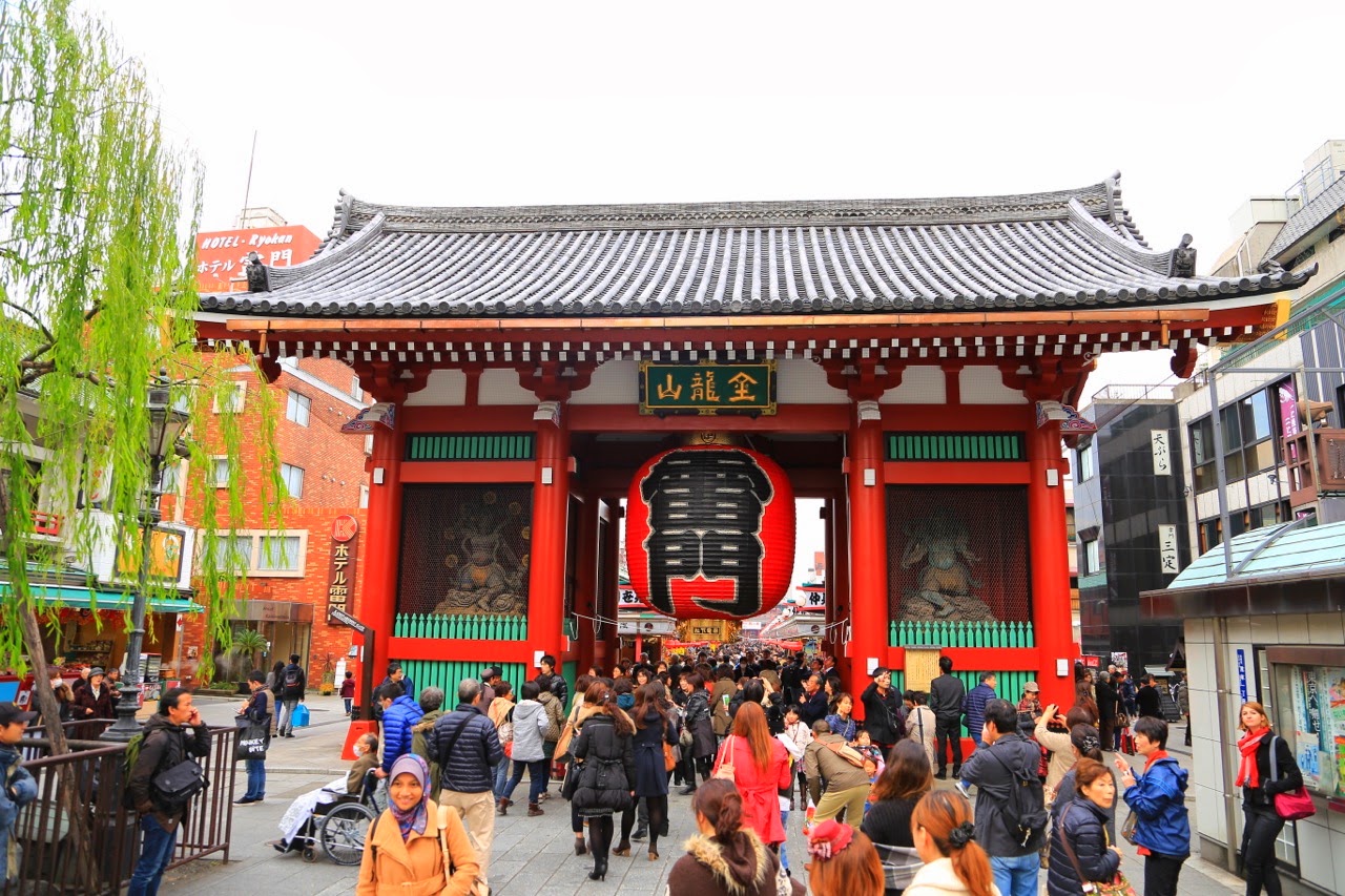 La porte Kaminarimon et sa grande lanterne