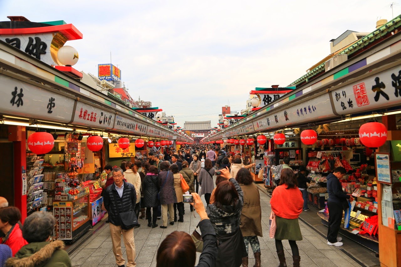 La foule dans la rue Nakamise-dori, à Tokyo