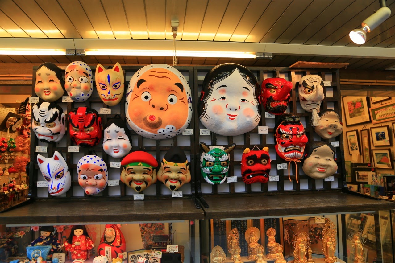 Masques traditionnels en vitrine