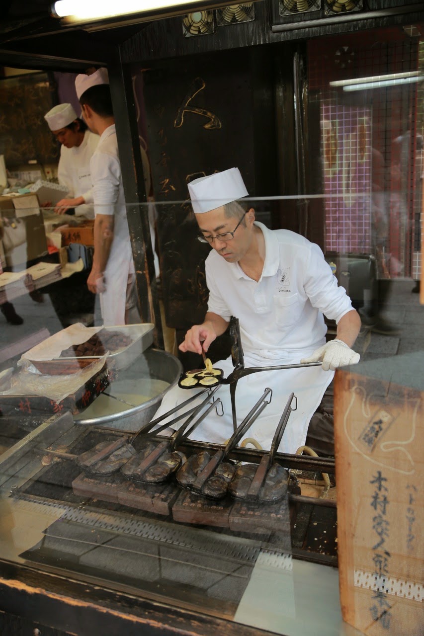 Un cuisinier prépare des douceurs dans son échoppe