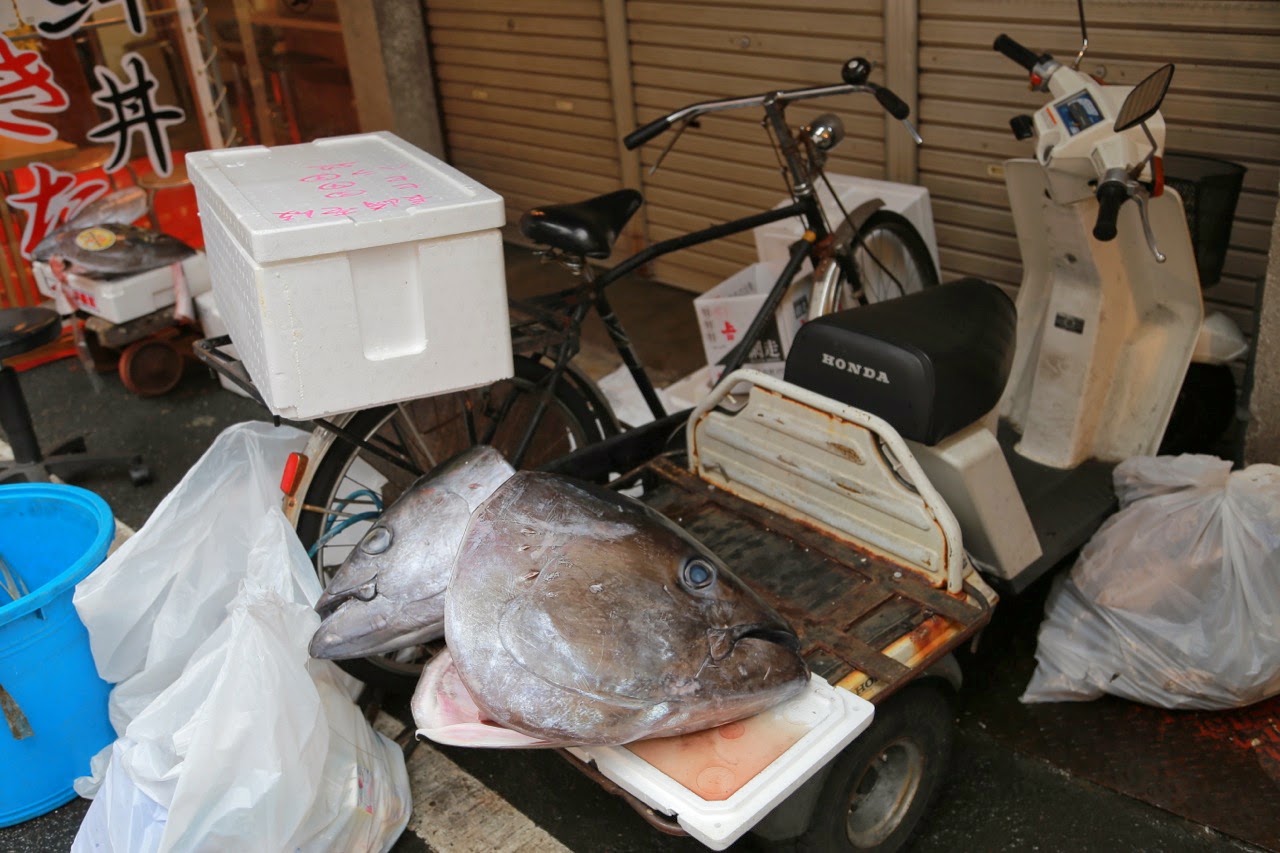 Glacières et scooters au marché de Tsukiji