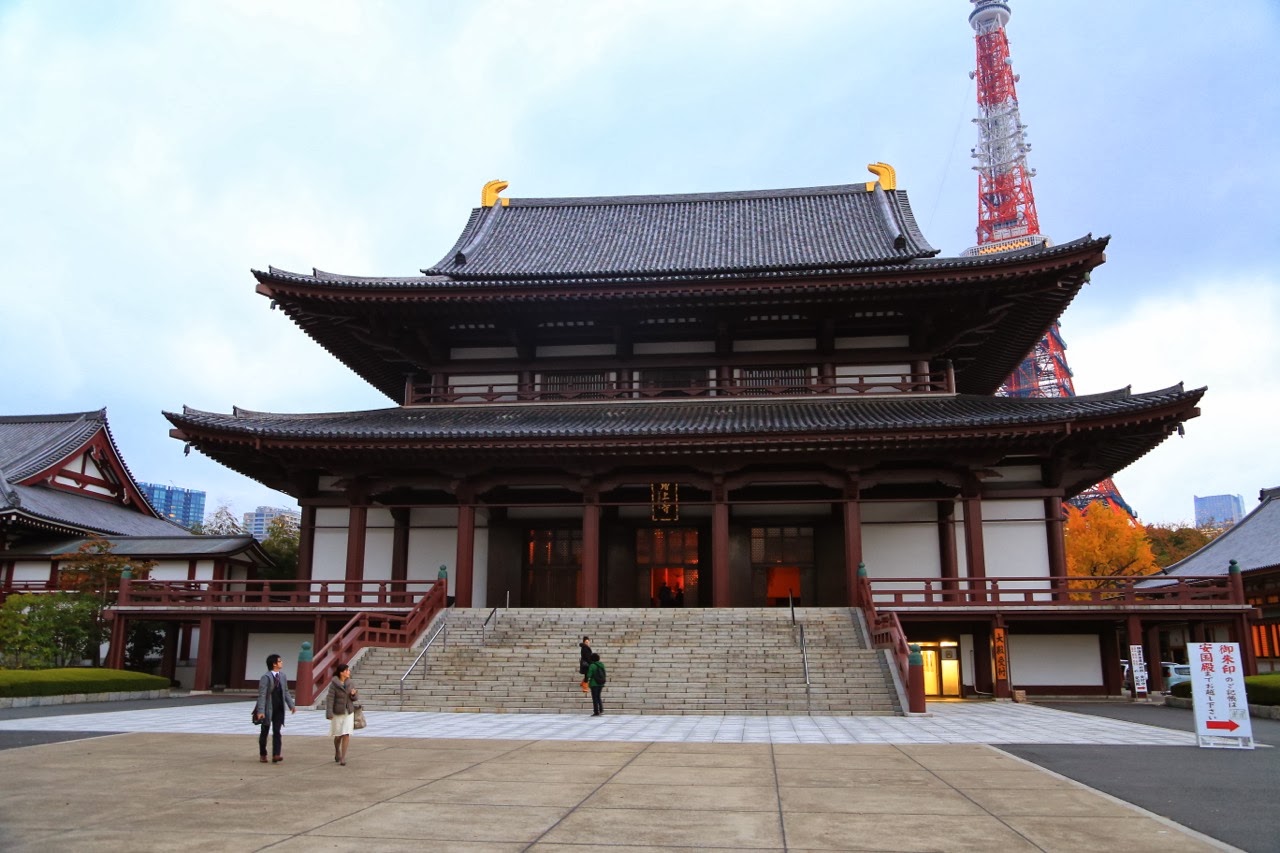 Le temple Zojo-ji avec la Tokyo Tower en arrière-plan