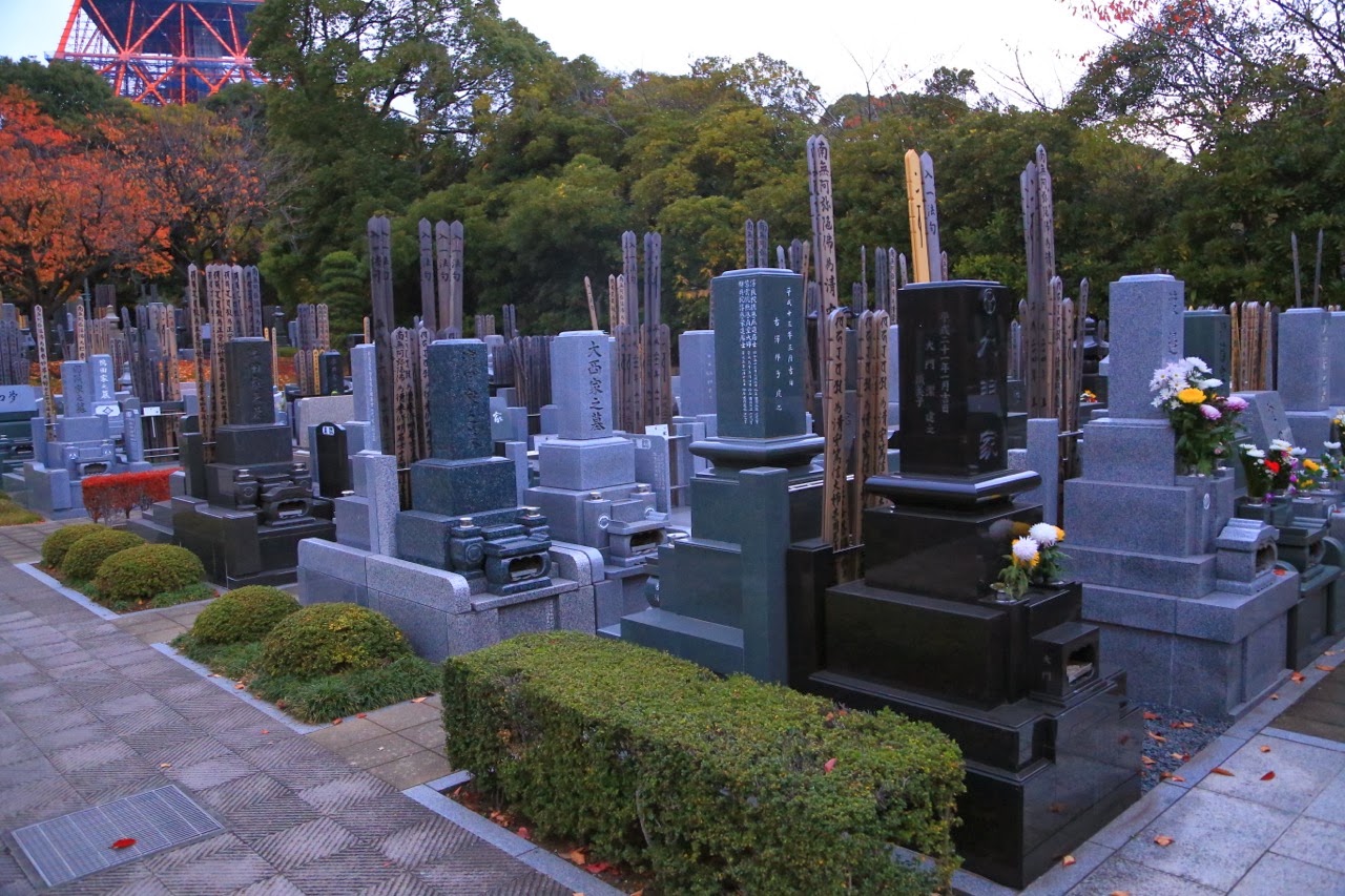 Les tombes du cimetière du temple Zojo-ji