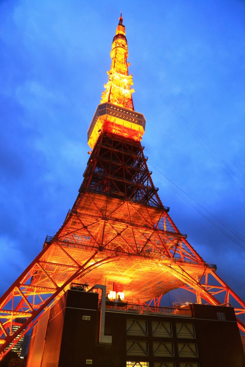 La Tokyo Tower illuminée vue d'en bas