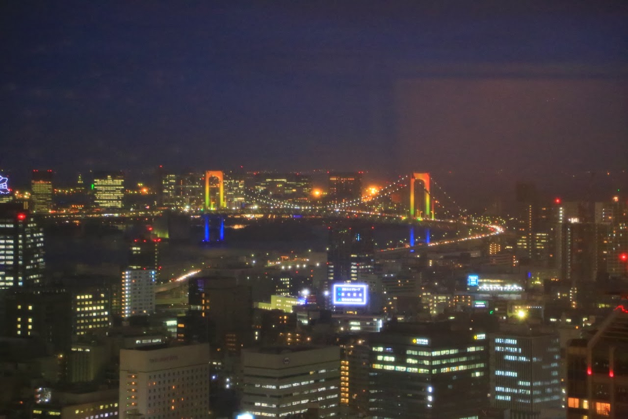 Vue nocturne sur le Rainbow Bridge depuis la Tokyo Tower
