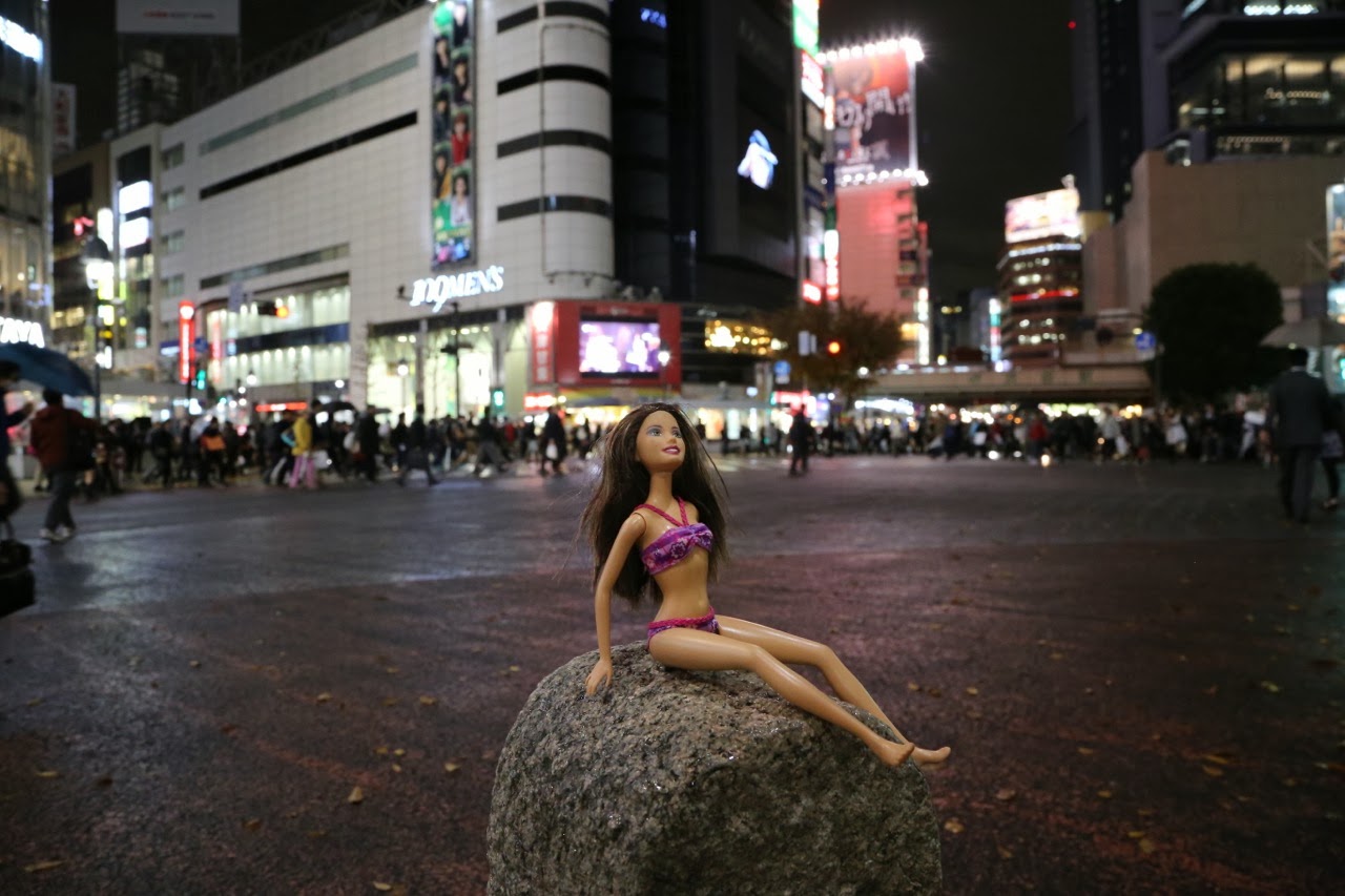 Notre Barbie voyageuse au carrefour de Shibuya