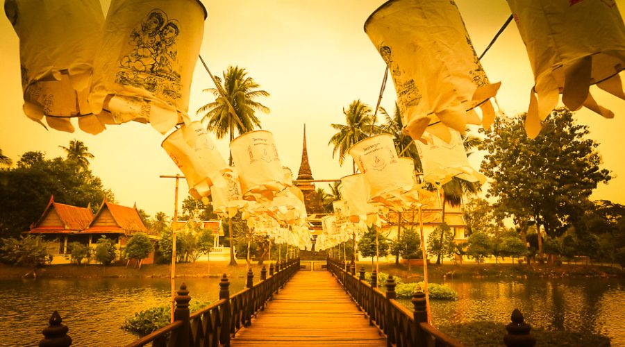 Ponton et cloches dorées d'un temple au coucher du soleil