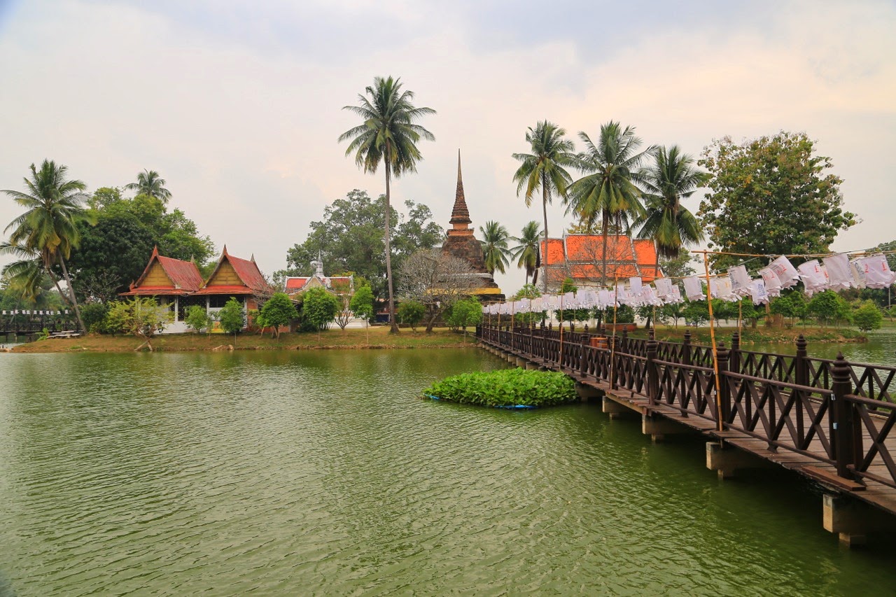 Le Wat Traphang Thong sur son île, au milieu du réservoir