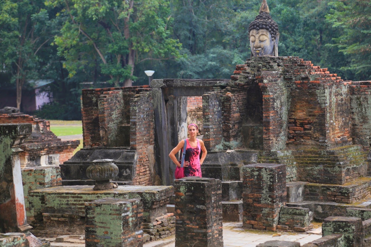 Bouddha assis au milieu des ruines du Wat Si Chum