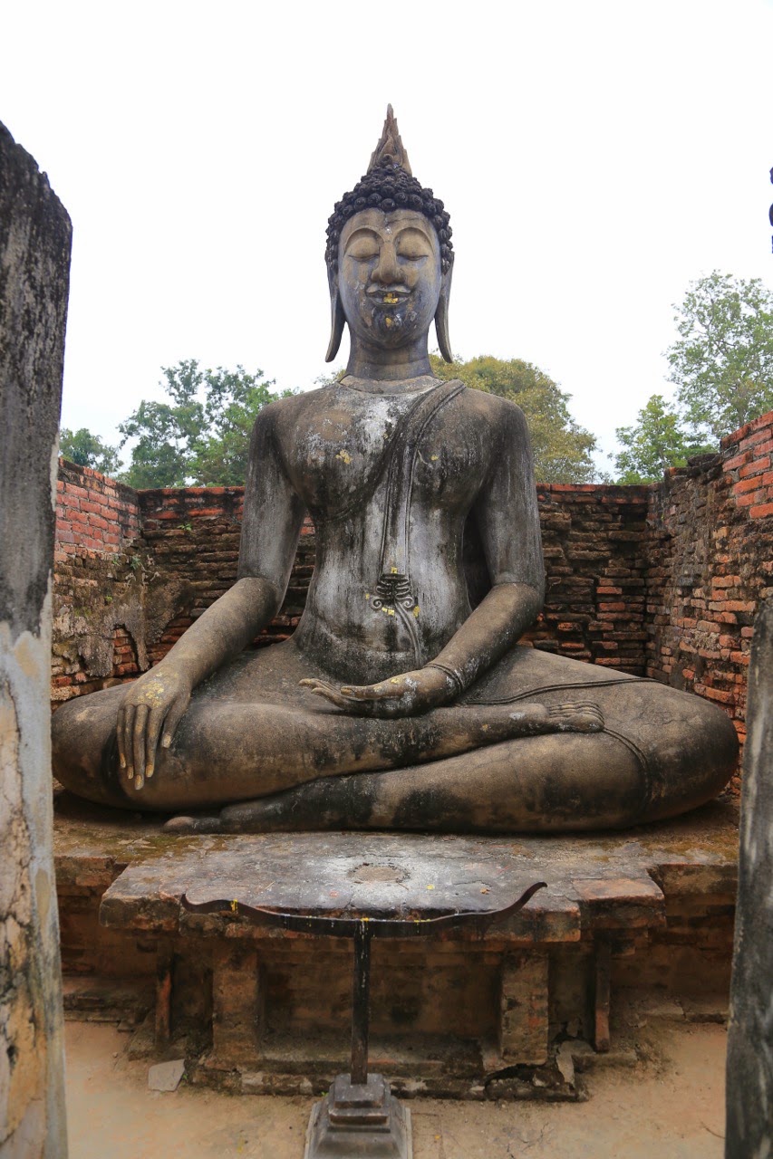Statue de bouddha assis dans les ruines