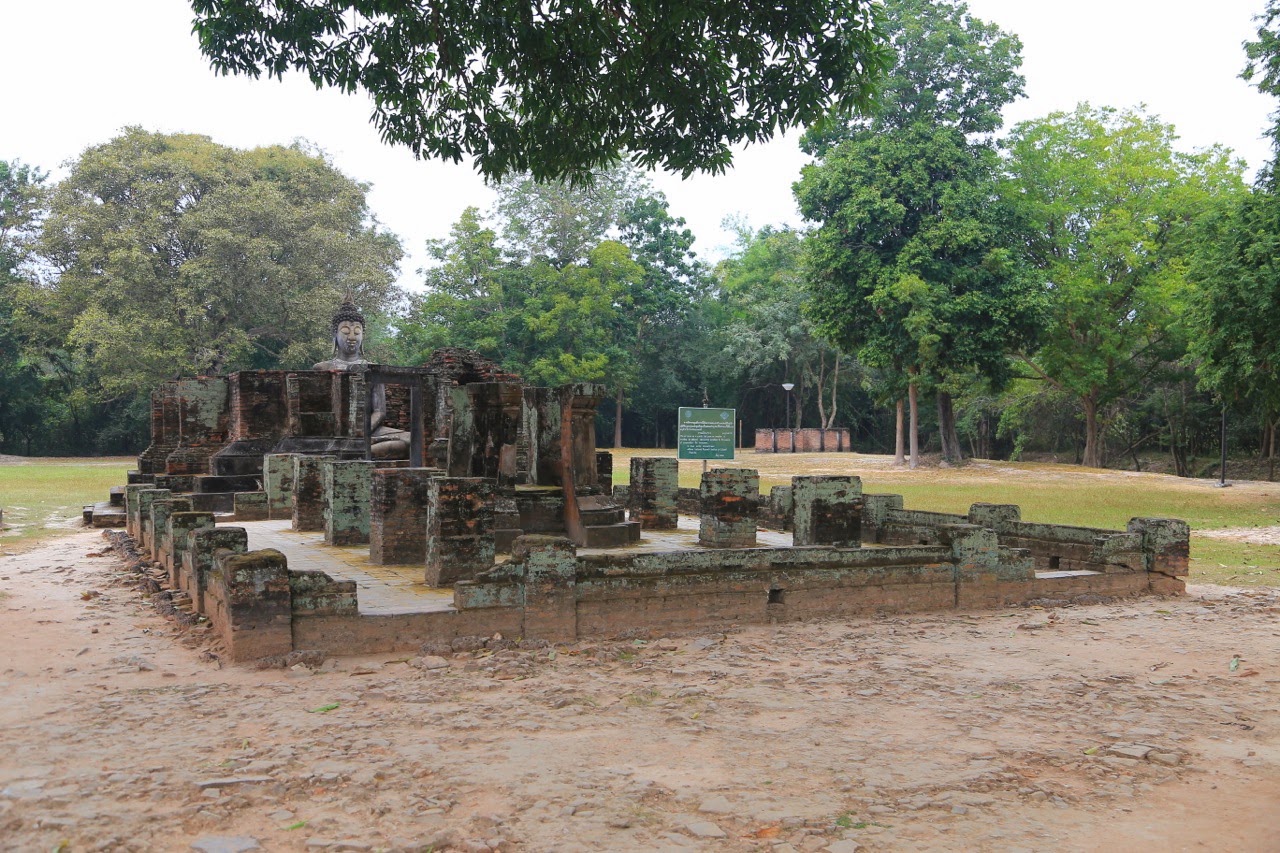 Ruines d'un temple dans la verdure